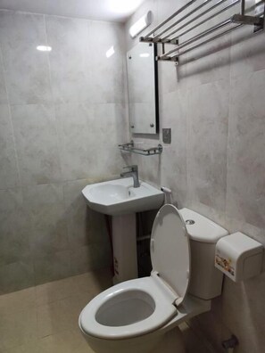 Buồng tắm vòi sen, đồ dùng nhà tắm miễn phí, khăn tắm, xà phòng 