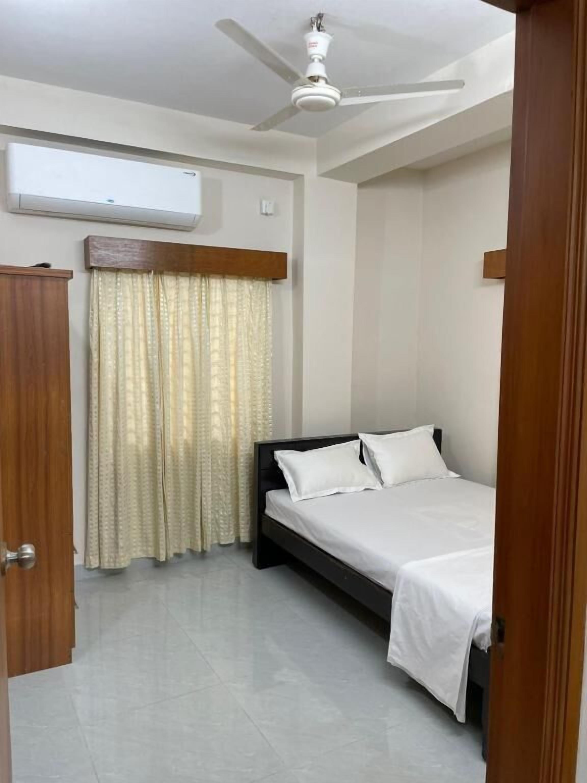 Meja kerja dan ruang kerja ramah laptop