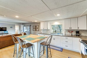 Fridge, microwave, stovetop, coffee/tea maker - Home 2 Mi to Cedar Creek Lake: Bring Your Pets! (Malakoff)