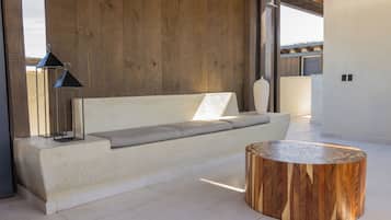 Departamento superior, 2 habitaciones, Terraza | Área de sala de estar