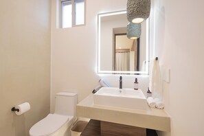 シャワー、ヘアドライヤー、タオル、石鹸