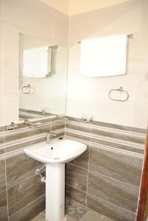 Deluxe Double Room, Garden View | Bathroom | Shower, slippers, towels, soap - Lacienda Kitui Resort (Kitui County)