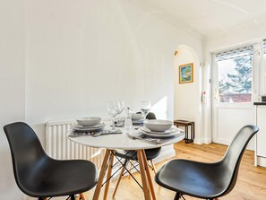 Dining - 2 bedroom accommodation in Poole (Poole)
