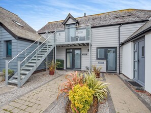 Exterior - Luxurious, 5-star, open plan, ground floor apartment designed for two guests. (Bude)