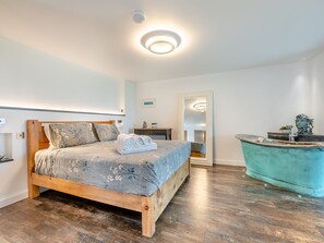 Free WiFi - Luxurious, 5-star, open plan, ground floor apartment designed for two guests. (Bude)