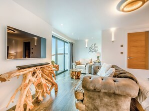 TV - Luxurious, 5-star, open plan, ground floor apartment designed for two guests. (Bude)