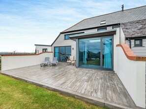 Terrace/patio - Luxurious, 5-star, open plan, ground floor apartment designed for two guests. (Bude)
