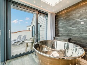 Indoor spa tub - Luxurious, 5-star, open plan, ground floor apartment designed for two guests. (Bude)