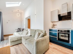 TV - Little Gem - UKC6839 (Bude)