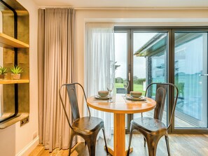 Dining - Sun Seeker - UKC6842 (Bude)