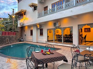 Daily buffet breakfast (INR 400 per person)