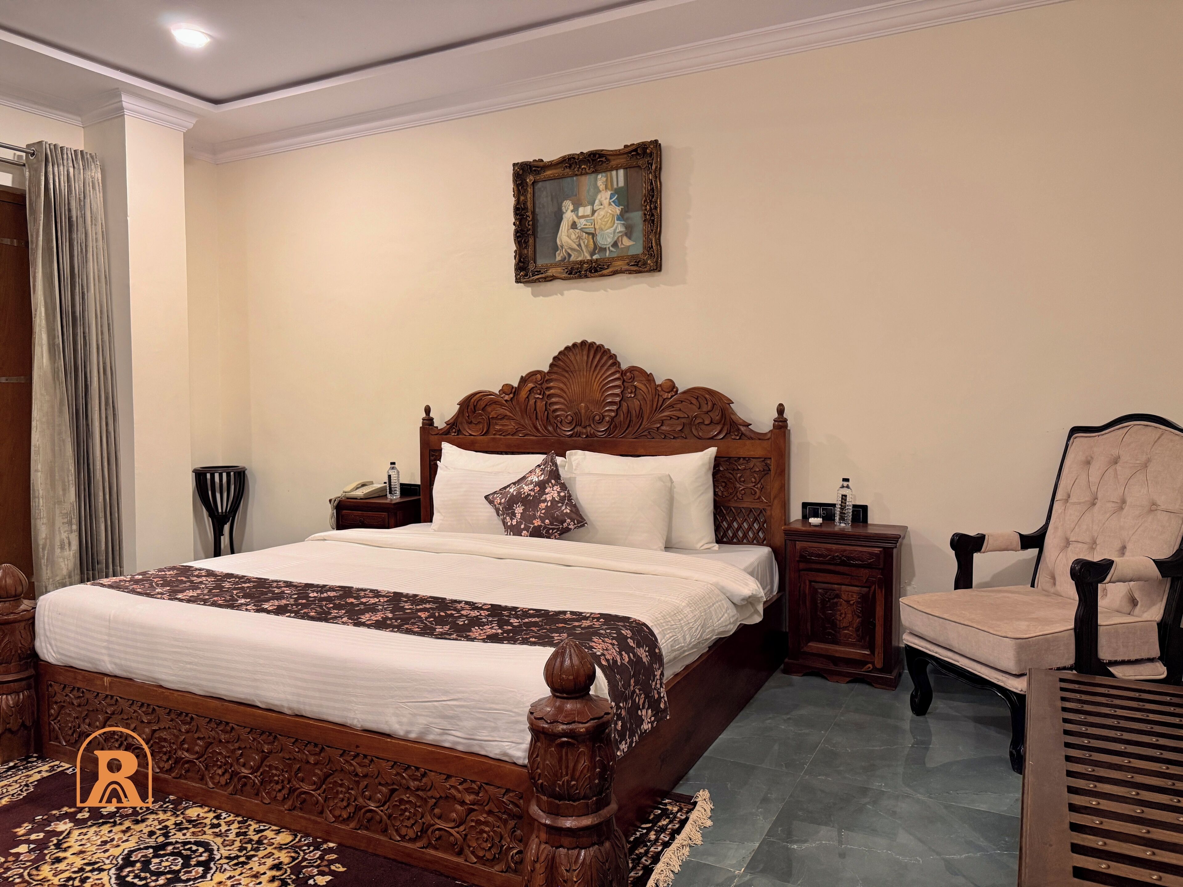 Un dormitorio con una cama de madera grande, una mesita de noche, una silla y un cuadro en la pared.