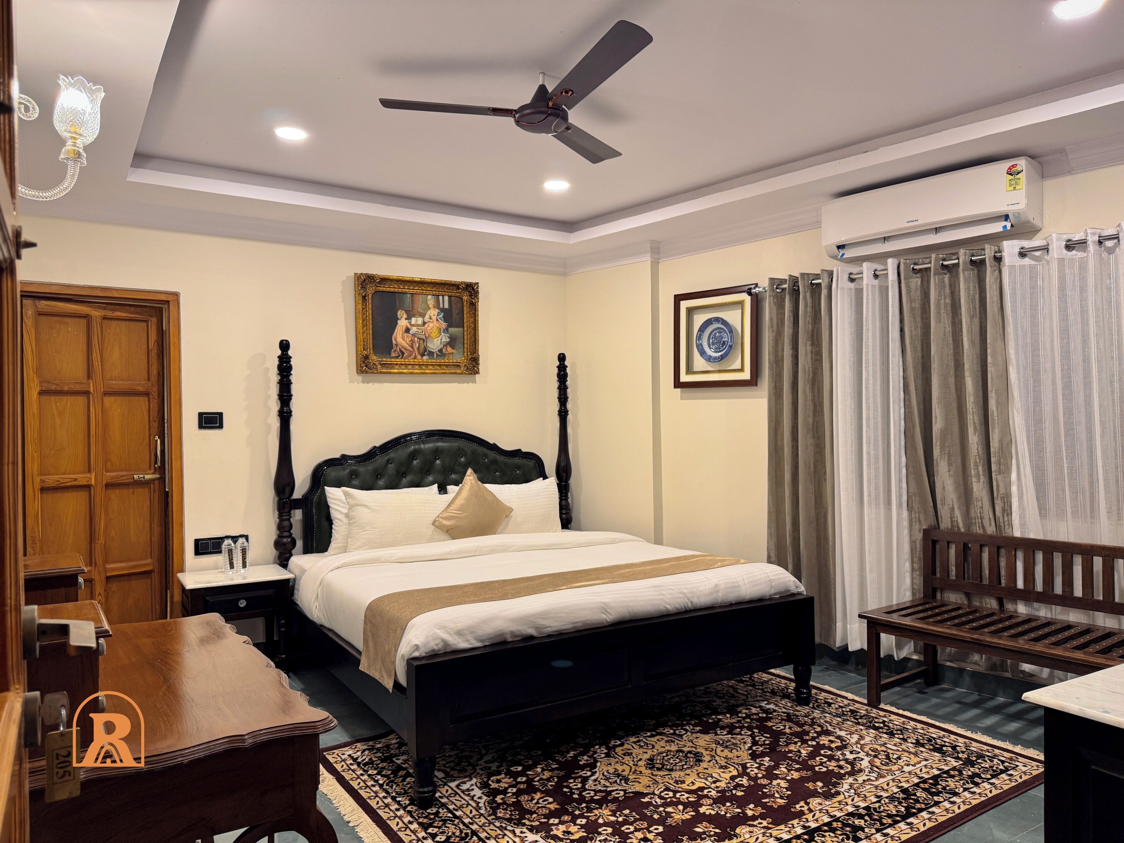 Deluxe Studio Suite | Desk, free WiFi, bed sheets