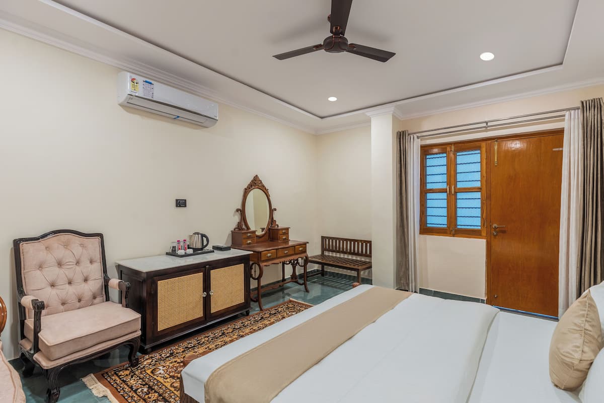 Deluxe Studio Suite | Desk, free WiFi, bed sheets