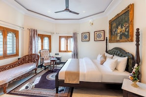 Presidential Studio Suite | Desk, free WiFi, bed sheets