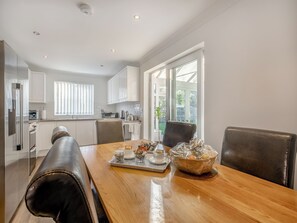 Dining - Set in a lovely location with its very own swimming pool and enclosed garden. (Sea Palling)