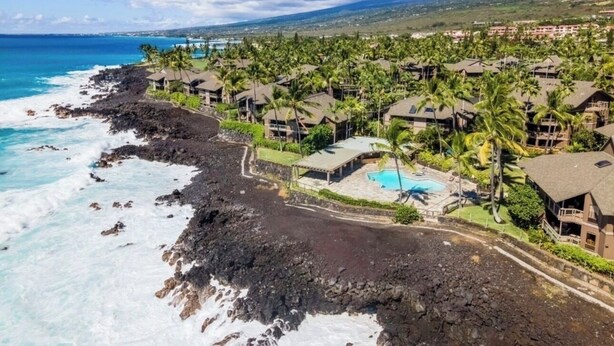 Une station balnéaire dotée d’une piscine, de logements situés en bord de mer et offrant une vue sur l’océan.