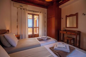 3 bedrooms, travel cot, free WiFi - Villa Pi - Villa with a pool and splendid sea views (Vámos)