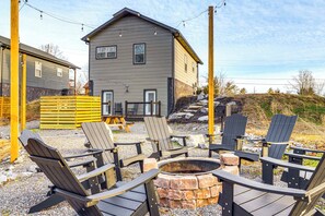 Property grounds - Hot Tub, Games & Pool: Sevierville Family Retreat (Sevierville)