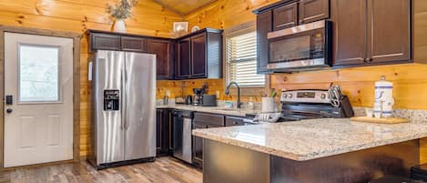 Kjøleskap, mikrobølgeovn, kokeplater og oppvaskmaskin