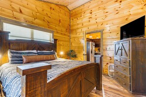 3 bedrooms, iron/ironing board, Internet, bed sheets - Hot Tub, Games & Pool: Sevierville Family Retreat (Sevierville)