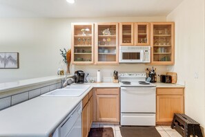 Fridge, microwave, stovetop, dishwasher