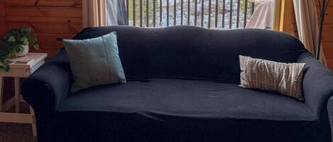 Smart-tv, een open haard, videospelletjes en een dvd-speler