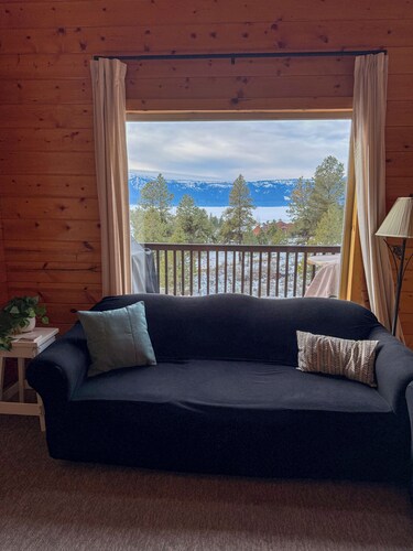 Serene 4-bedroom cabin with AC on Cascade Lake