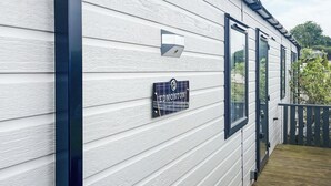 Ein Haus mit weißer Fassade, einer Namensschild mit der Aufschrift EDMONTON und einem schwarzen Briefkasten.