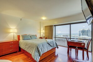 1 bedroom, desk, iron/ironing board, Internet - Free Parking Pool Harbor View Access Honolulu Gem! (Honolulu)