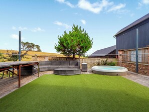 Outdoor spa tub - Stylish barn with hot tub, games room and countryside views. (Gloucester)