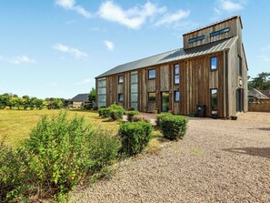 Exterior - Stylish barn with hot tub, games room and countryside views. (Gloucester)