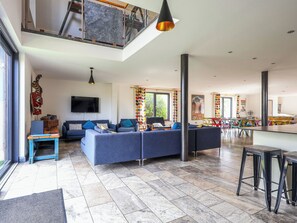 Interior - Stylish barn with hot tub, games room and countryside views. (Gloucester)