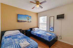 7 habitaciones, tabla de planchar con plancha, cuna de viaje y internet 