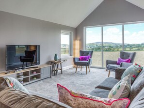 TV, fireplace - 4 bedroom accommodation in Blackwaterfoot (Blackwaterfoot)