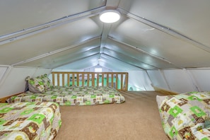 Escritorio, tabla de planchar con plancha, internet y ropa de cama 