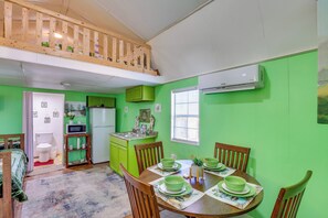 Refrigerador, microondas, cafetera y tetera y utensilios de cocina 