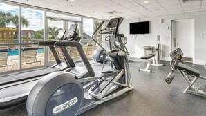 Una palestra con tapis roulant, ellittiche e attrezzature per pesi.