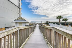 Property grounds - Gulf-View Retreat w/ Private Beach in Destin! (Destin)