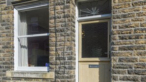 A stone building with a window and a door. - 1 bedroom accommodation in Hebden Bridge (Hebden Bridge)