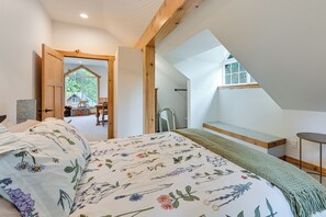 3 bedrooms, internet, bed sheets - Hike, Fish, Hunt & Ski: Secluded Cascades Cabin! (Randle)