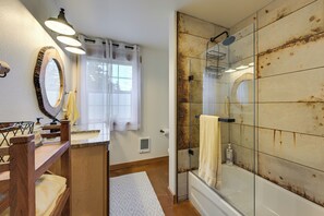 Hair dryer, towels - Hike, Fish, Hunt & Ski: Secluded Cascades Cabin! (Randle)