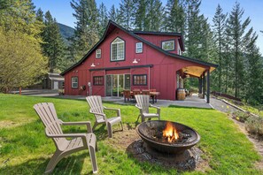 Outdoor dining - Hike, Fish, Hunt & Ski: Secluded Cascades Cabin! (Randle)