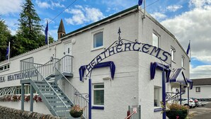 Un bâtiment sur lequel on peut lire l’inscription « Théâtre et cimetières », avec un escalier menant à l’entrée.
