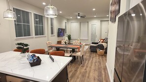 Interior - The Houston Reston: Serene Retreat near TMC & NRG (Houston)