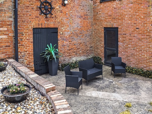The Ivy Bungalow - UK50570