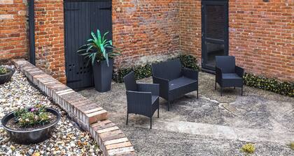 The Ivy Bungalow - UK50570