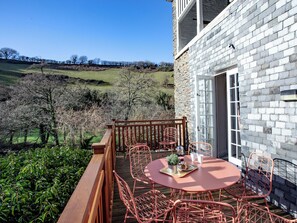 Outdoor dining - Tuckenhay, Mill House - FUB (Bow Creek, between Dartmouth and Totnes)
