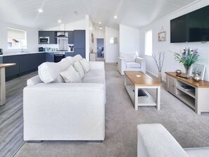 Living area - Cherry Blossom 48 - UK50712 (Fitling, near Burton Pidsea)