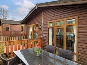 Outdoor dining - Bowness Lodge 12 Fellside (Windmere)